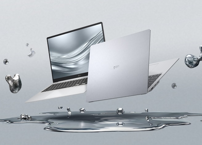 은색 LG 그램 노트북이 공중에 떠 있는 모습으로, 화면과 뒷면이 함께 보이며 아래에는 물방울과 액체가 튀는 듯한 연출이 된 미니멀한 배경 이미지